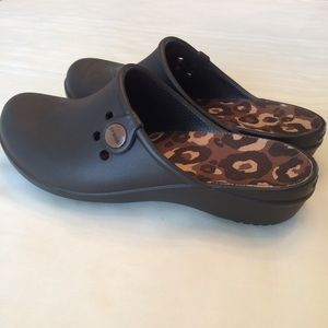 Crocs brown plastic mules clogs 7